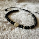 Bratara cu onix, charm cruce si bilute din aur 14k