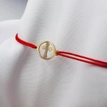 Bratara cu snur si disc cu cruciulita din aur 14k