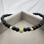 Bratara cu onix fatetat, charm si 2 bilute din aur 14k