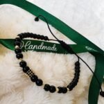 Bratara cu onix, charm cub si bilute din aur 14k