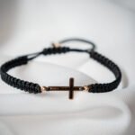 Bratara cu snur impletit, cruce plina si 4 bilute de 2.5mm din aur 14k