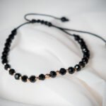 Bratara cu 13 bilute din aur 14k de diferite dimensiuni si cristale de sticla