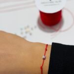 Martisor bratara cu snur si pietricica Swarovski