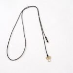 Chokere cu snur si pandantiv aur – ingeras