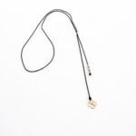 Chokere cu snur si pandantiv aur – trifoi