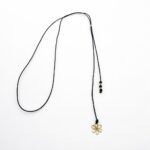 Chokere cu snur si pandantiv aur – floare