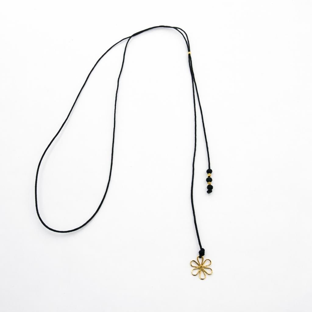a0f5b138-42af-4da5-89c9-a0269cf840ab Chokere cu snur si pandantiv aur – floare - imagine 1